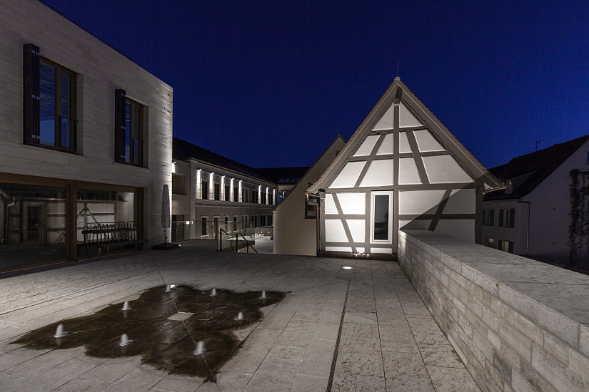 ERCO LED lighting accentuates the architecture of the Iphofen Service Centre at night.