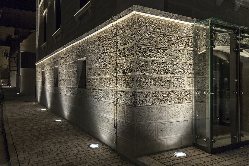 ERCO LED lighting accentuates the facade of the Iphofen Service Center, highlighting the texture of the historic building.