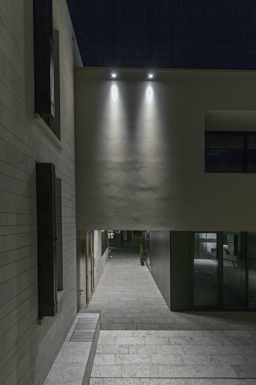 ERCO LED lighting accentuates the modern architecture of the Iphofen Service Center at night.