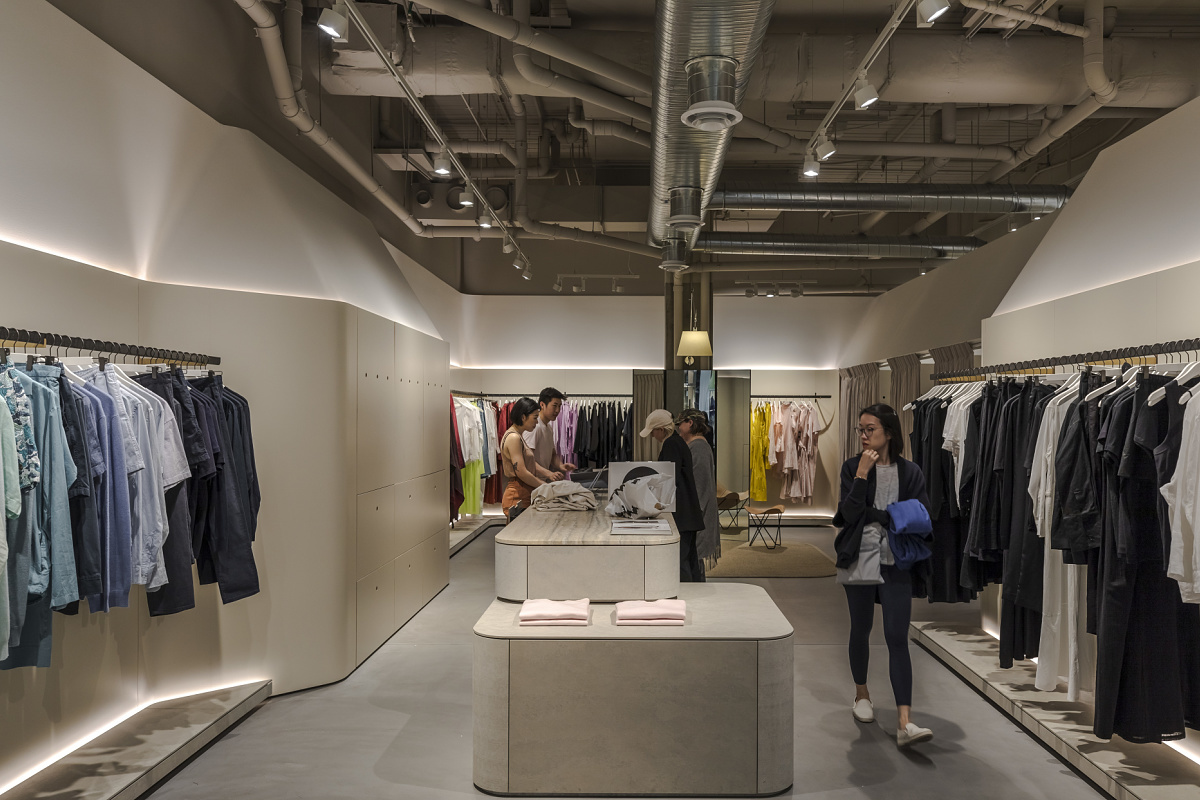 Jac + Jack store in Melbourne, featuring ERCO Optec spotlights for precise fashion display.
