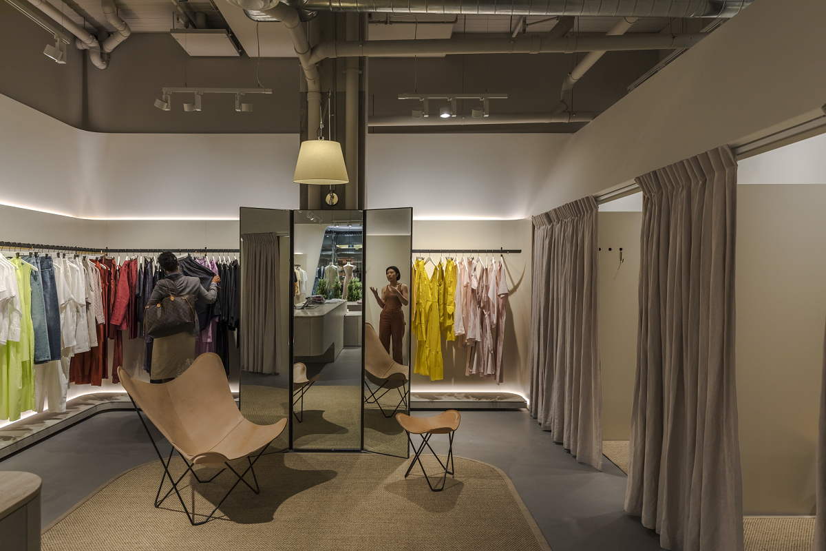 ERCO Optec spotlights illuminate fashion in the Jac + Jack store, Melbourne, with precise light and color rendering.