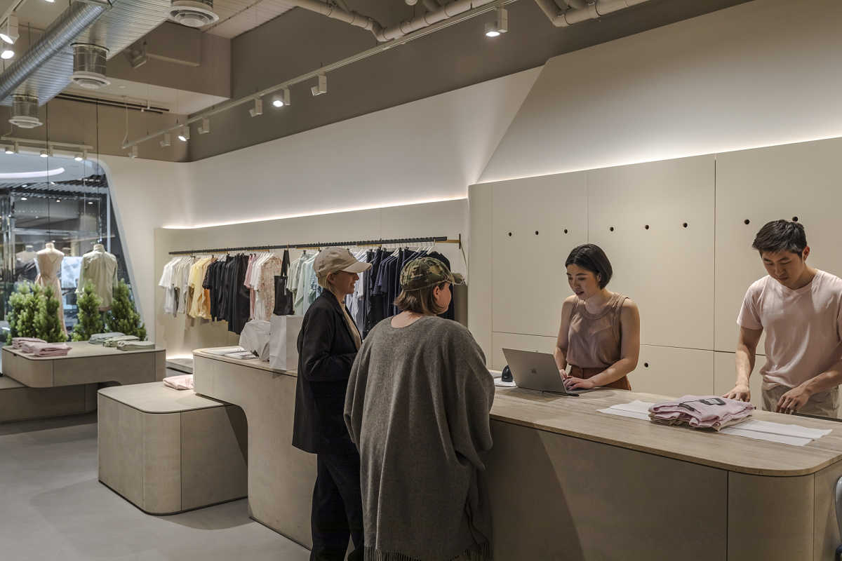 Customers at Jac + Jack store in Melbourne, illuminated by ERCO Optec spotlights for precise color rendering.