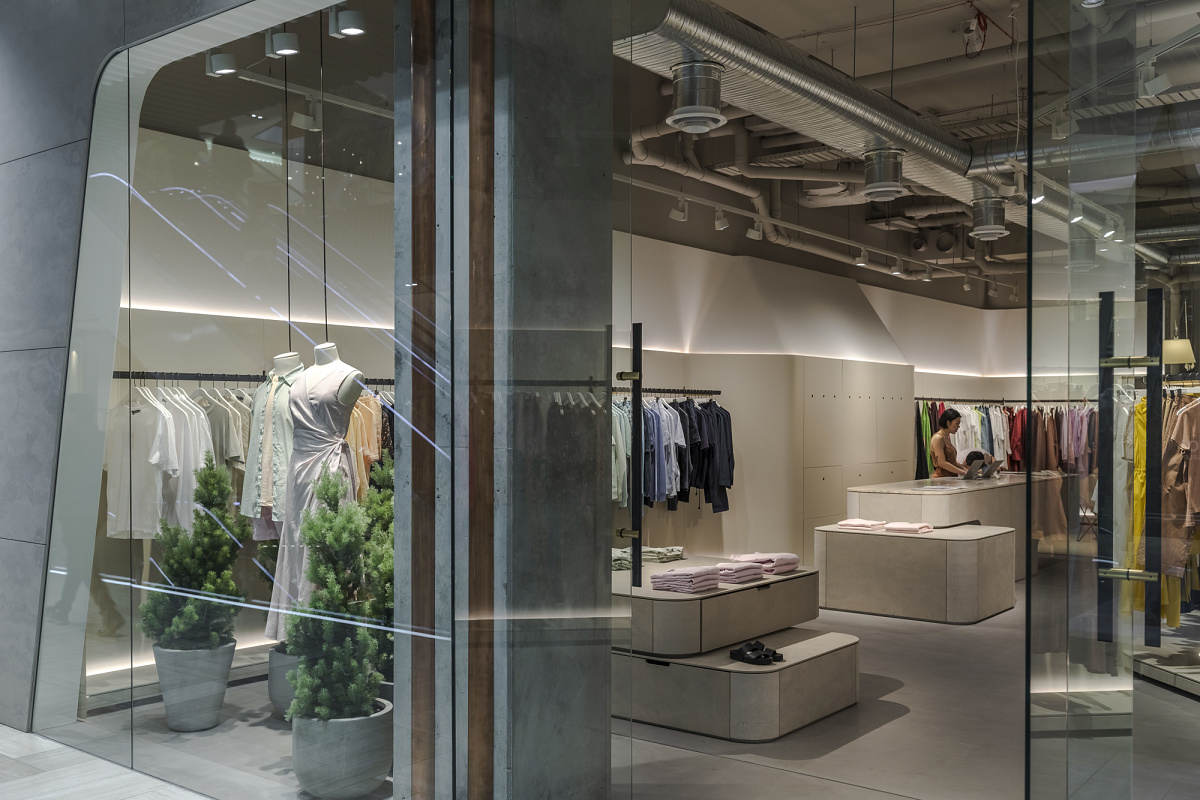ERCO Optec spotlights illuminate fashion in the Jac + Jack store, Melbourne, with precise color rendering.