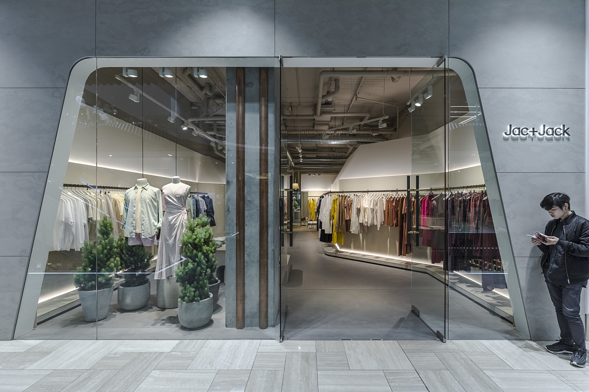 Jac + Jack store in Melbourne, lit by ERCO Optec spotlights for precise color rendering.