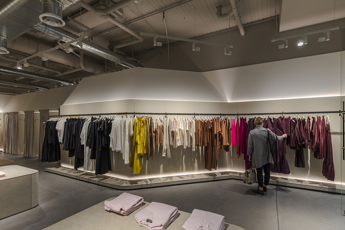 ERCO Optec spotlights illuminate fashion in the Jac + Jack store, Melbourne, with precise color rendering.