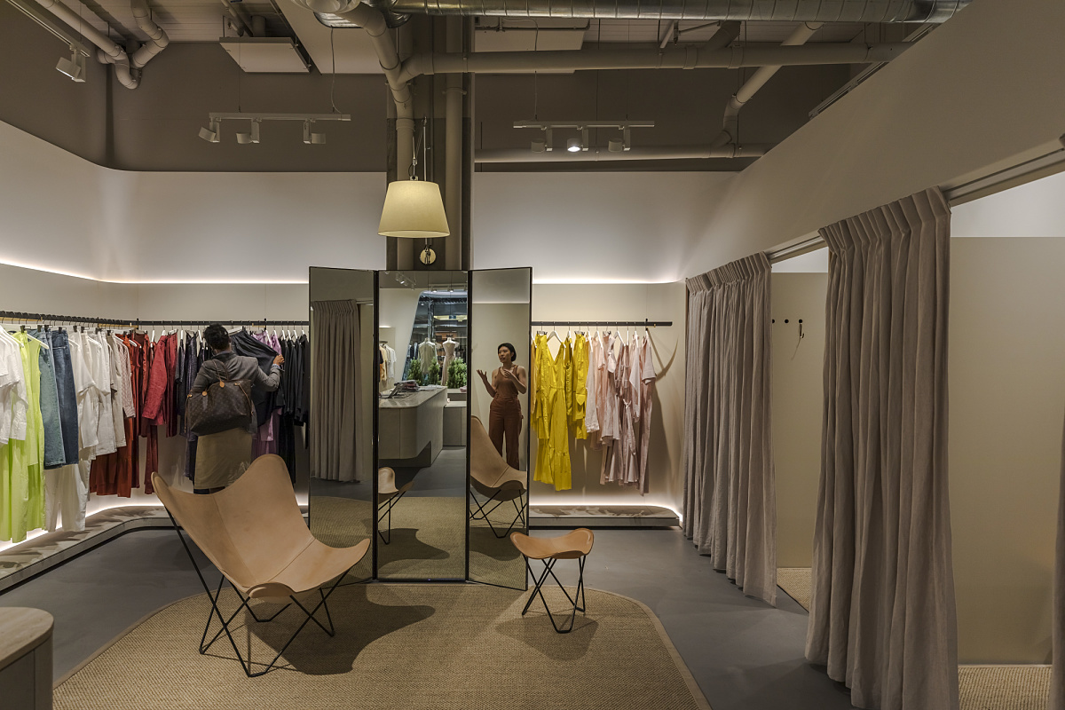 ERCO Optec spotlights illuminate fashion in the Jac + Jack store, Melbourne, with precise light and color rendering.