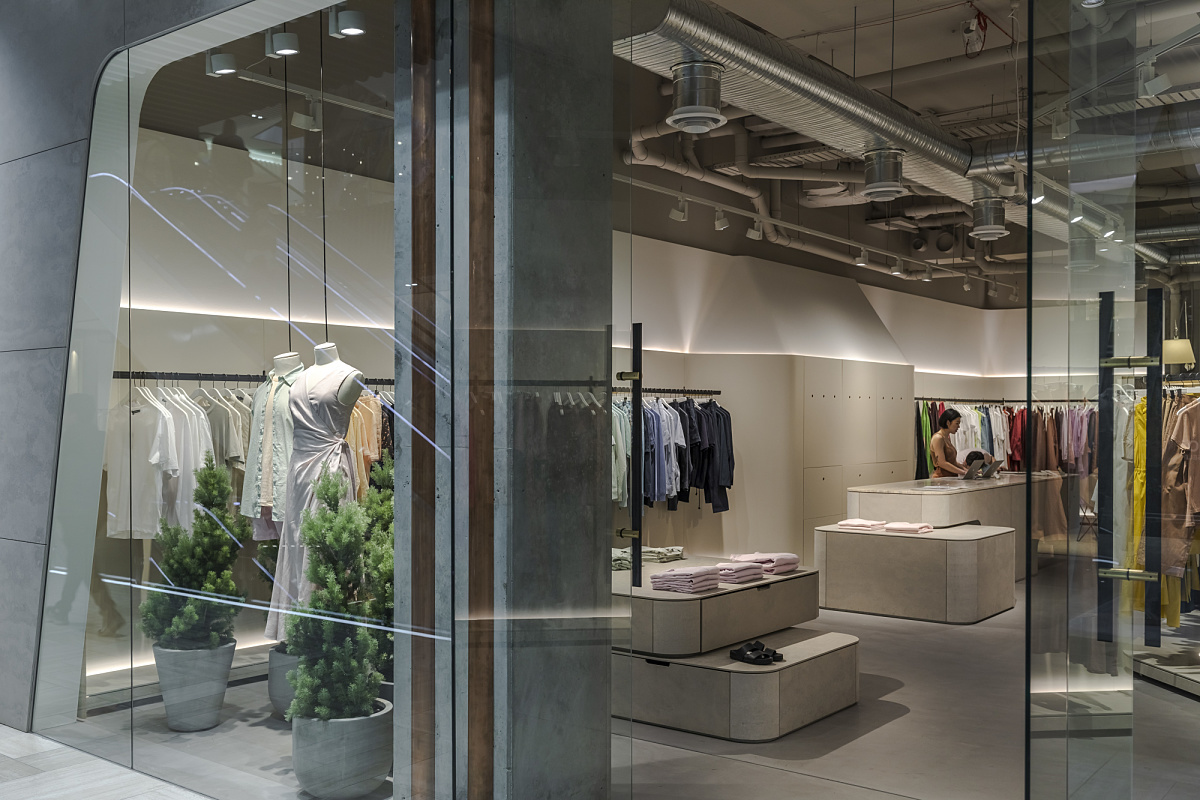ERCO Optec spotlights illuminate fashion in the Jac + Jack store, Melbourne, with precise color rendering.