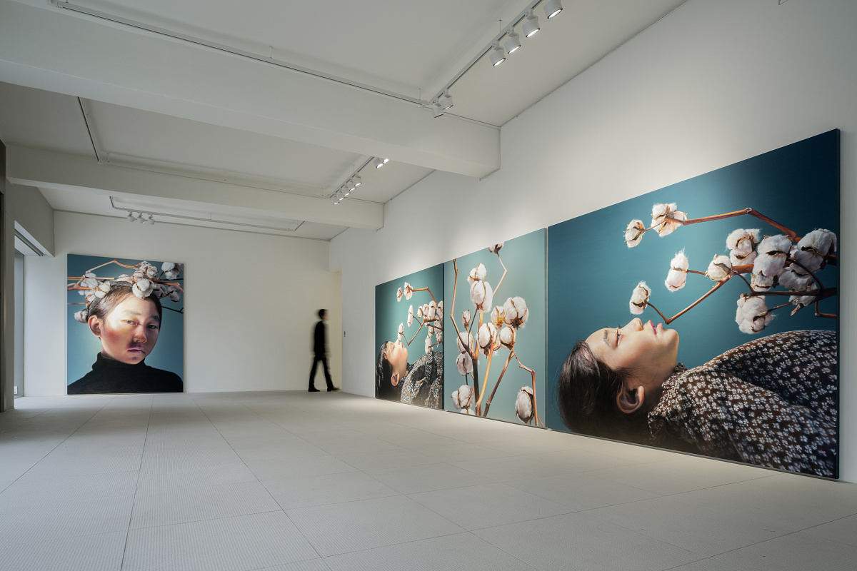 Johyun Gallery Busan: Artworks illuminated by ERCO Parscan spotlights.