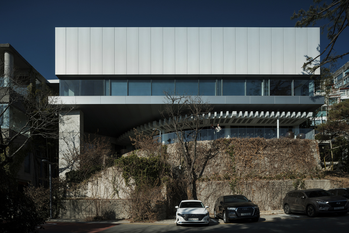 Johyun Gallery in Busan: Modern architecture featuring ERCO lighting for art displays.