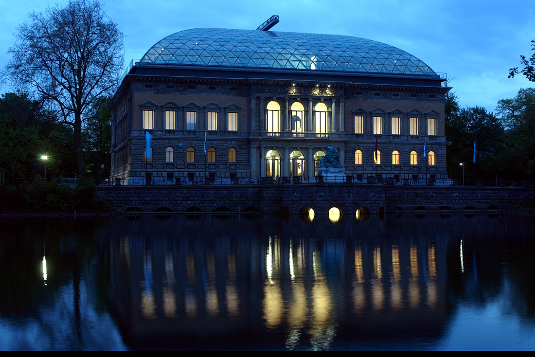K21 Art Gallery, former parliament building in Düsseldorf, illuminated with ERCO lighting.
