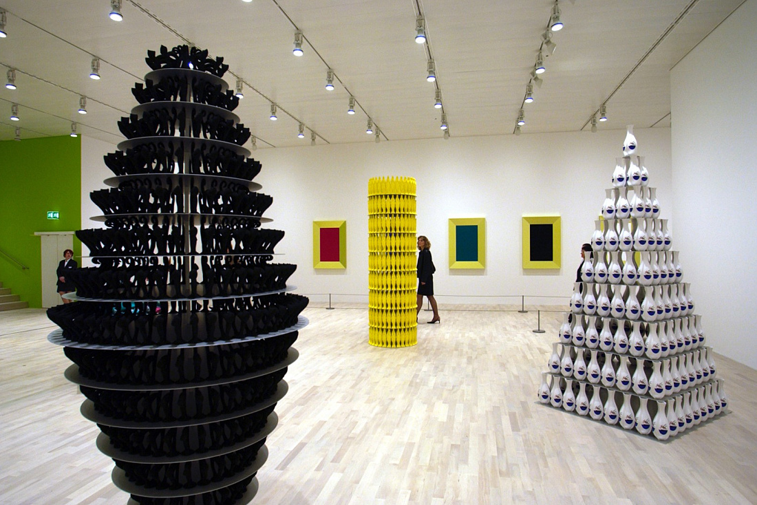 K21 Art Gallery: Sculptures and paintings under ERCO lighting in Düsseldorf.