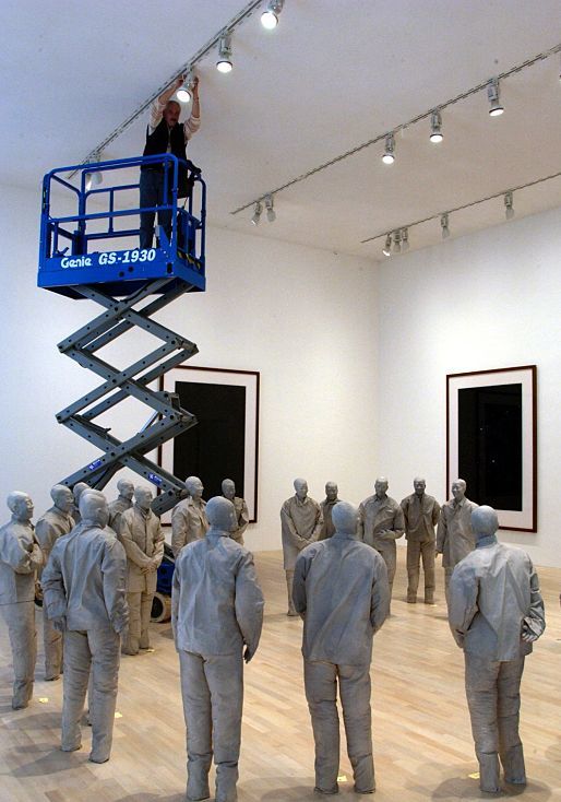 A worker adjusts ERCO Eclipse spotlights in the K21 Art Gallery to optimally illuminate the artworks.