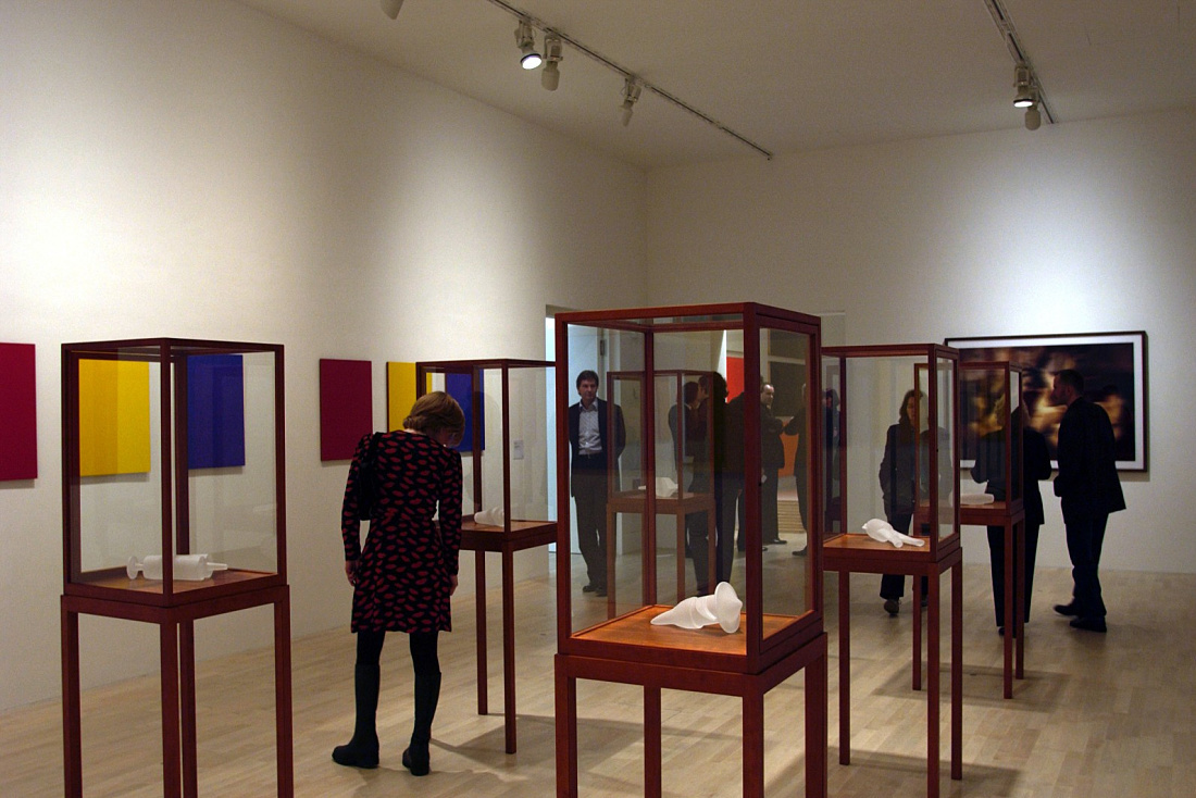 Visitors view art pieces in display cases at K21 Art Gallery, illuminated by ERCO spotlights.