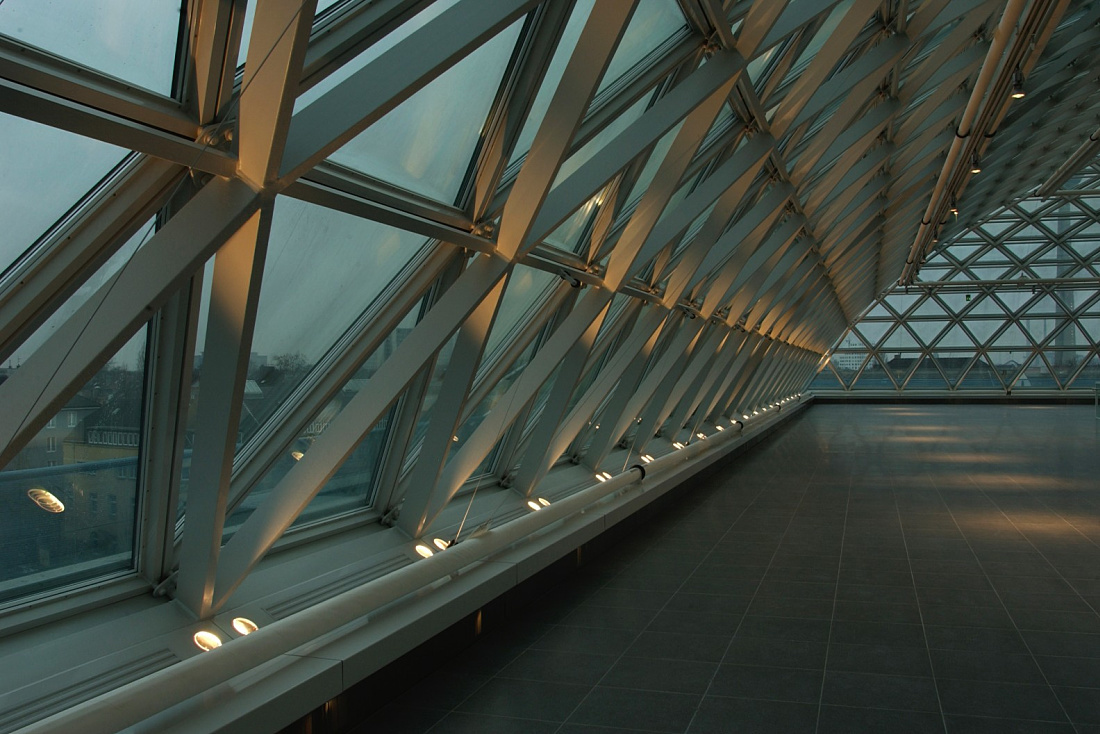 Interior view of the K21 Ständehaus glass dome in Düsseldorf, featuring ERCO lighting.