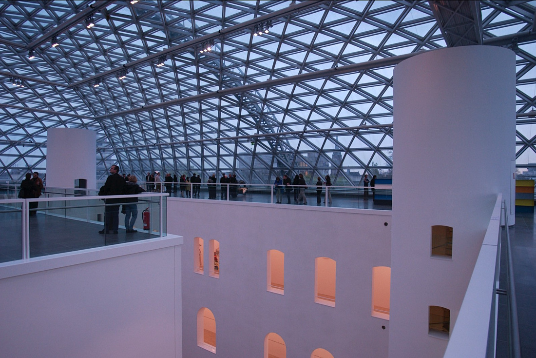 K21 Art Gallerys glass dome illuminated by ERCO lighting solutions.
