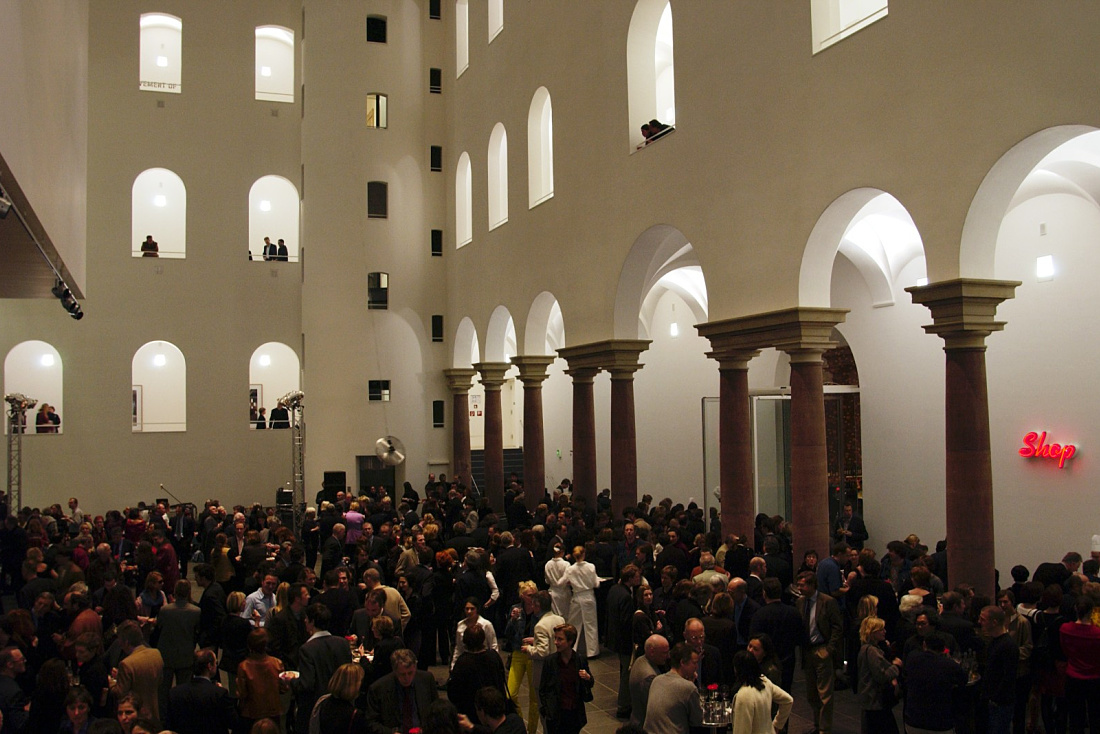K21 Art Gallery Dusseldorf: Illuminated dome and interior with visitors, flexible lighting solution with ERCO spotlights.