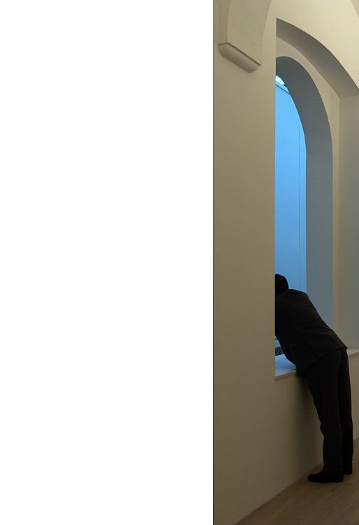 Visitors view art through windows at K21 Ständehaus, Dusseldorf, illuminated by ERCO lighting.