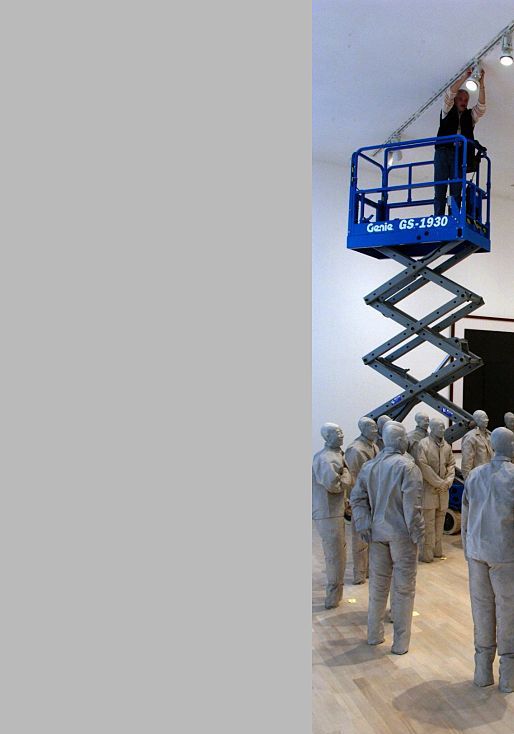 A worker adjusts ERCO Eclipse spotlights in the K21 Art Gallery to optimally illuminate the artworks.