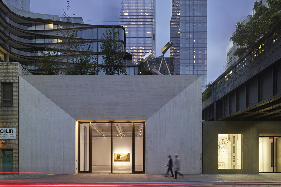 Kasmin Gallery in New York, featuring ERCO lighting for flexible art displays.