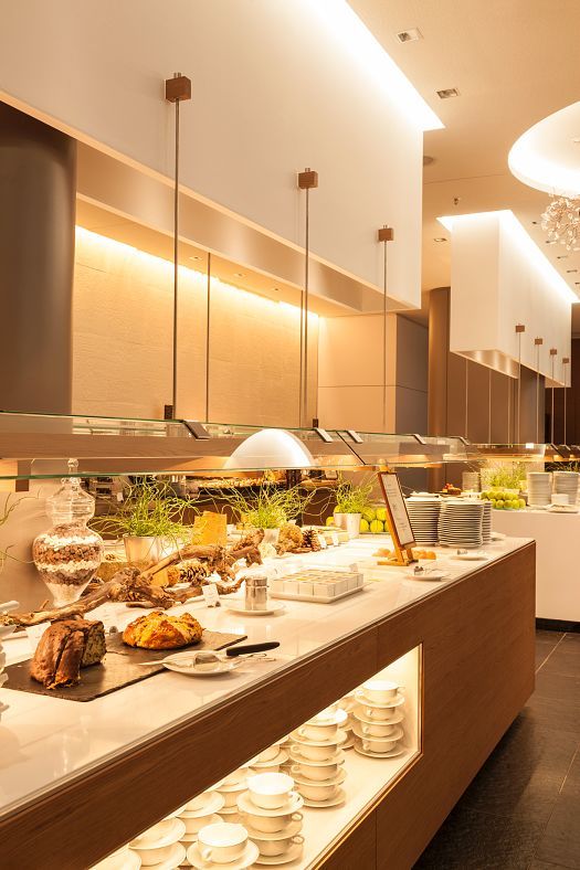 Illuminated buffet at Johann Grill Restaurant, Kempinski Hotel Berchtesgaden, featuring ERCO LED lighting for an inviting ambiance.