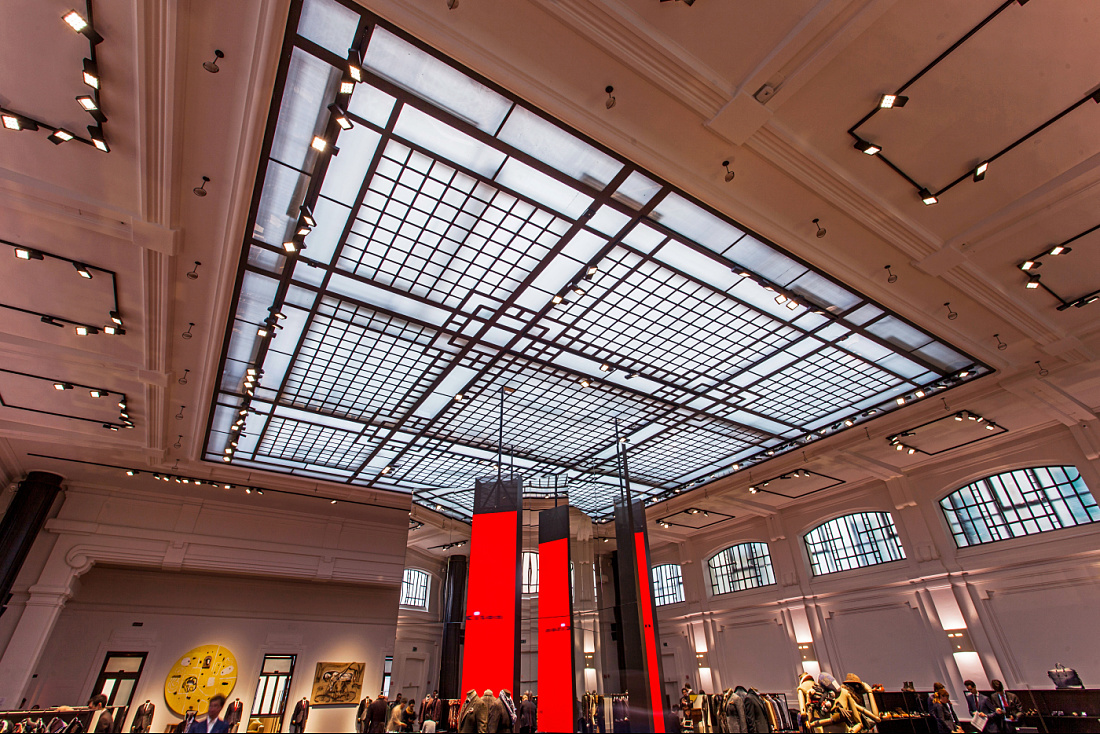 ERCO Opton LED spotlights illuminate the Kiton store in Milan with accent lighting.