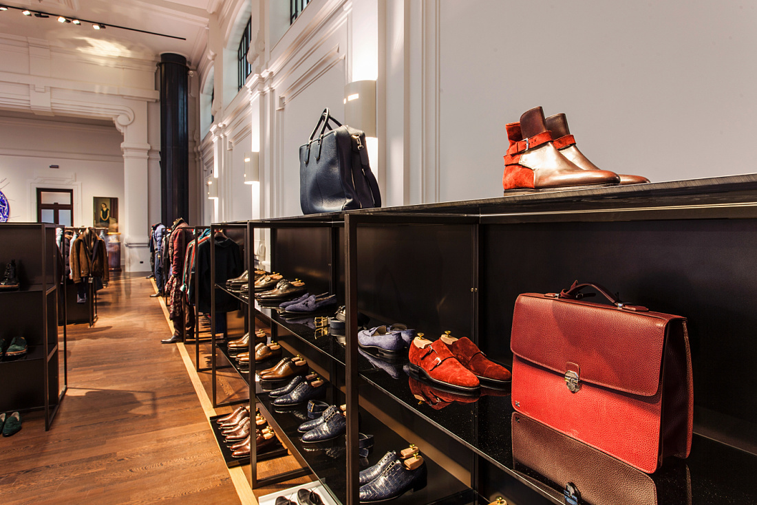 Kiton store in Milan: Display of elegant menswear, shoes, and accessories with ERCO LED lighting.