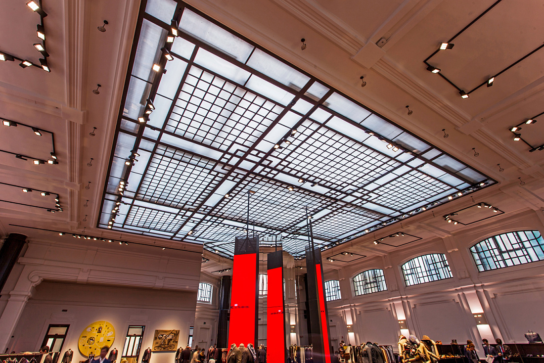ERCO Opton LED spotlights illuminate the Kiton store in Milan with accent lighting.