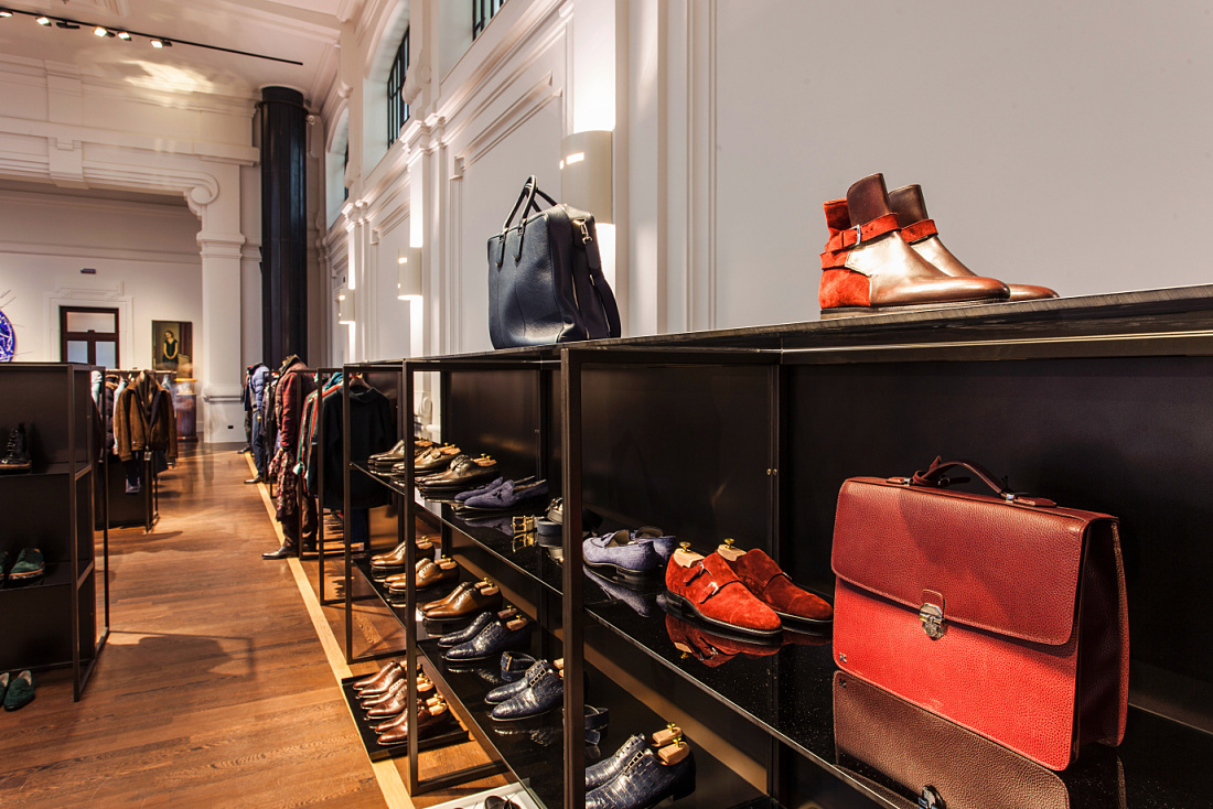 Kiton store in Milan: Display of elegant menswear, shoes, and accessories with ERCO LED lighting.