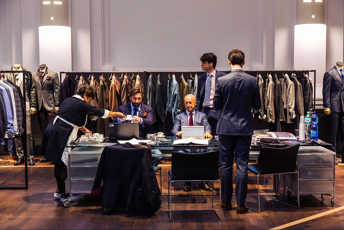 Kiton Store in Mailand: Kunden werden mit Kaffee bedient, während sie sich Anzüge ansehen.