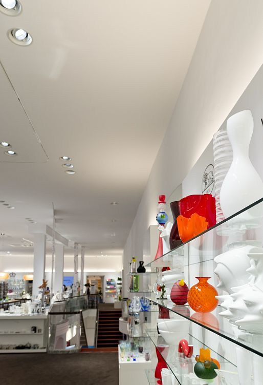 Klammerth store in Graz featuring glass tableware on shelves, lit by LEDs.