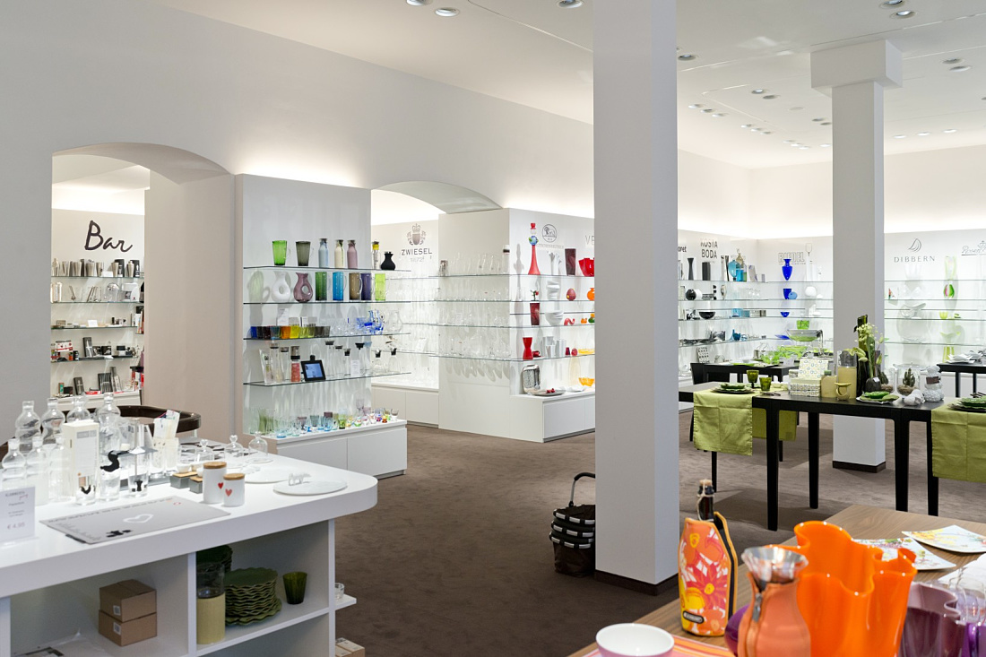 Klammerth store in Graz showcasing tableware with LED lighting.
