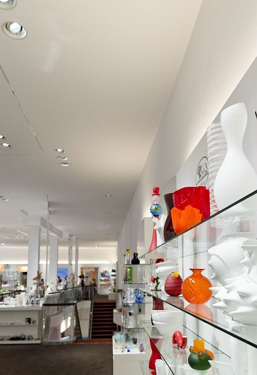 Klammerth store in Graz featuring glass tableware on shelves, lit by LEDs.