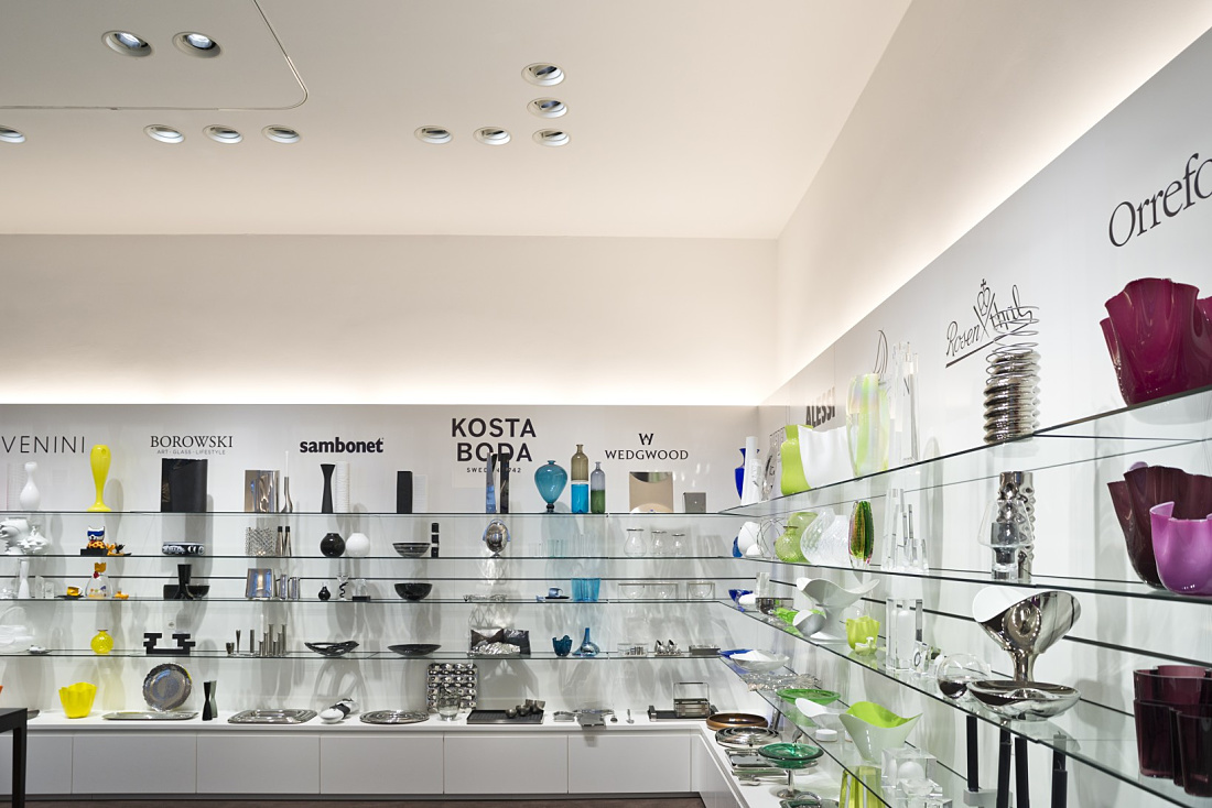 Klammerth Graz: LED-lit glassware on shelves, part of the tableware culture display.