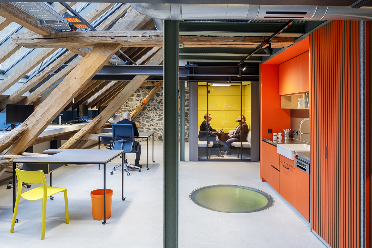 Koppenmühle Darmstadt: Office with ERCO lighting in historic architecture.
