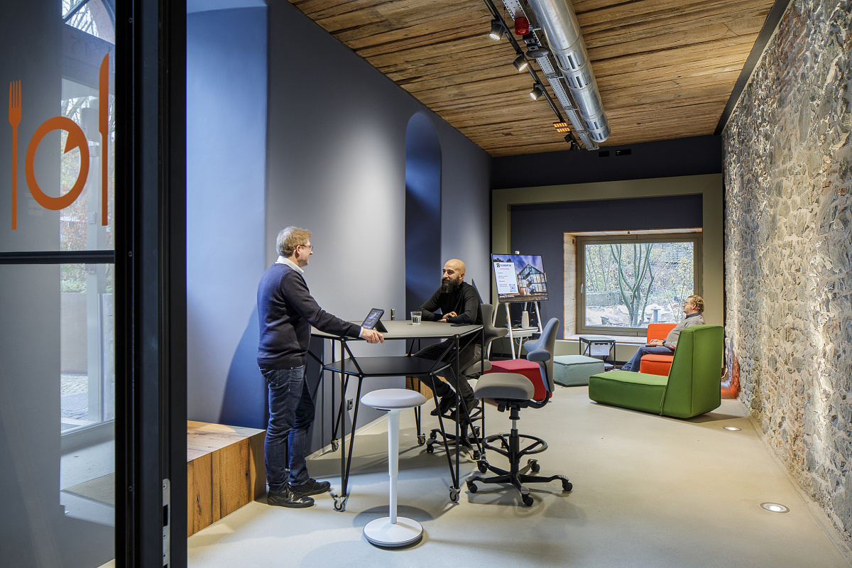 Koppenmühle office in Darmstadt with ERCO Jilly downlights and Parscan spotlights for energy-efficient lighting.