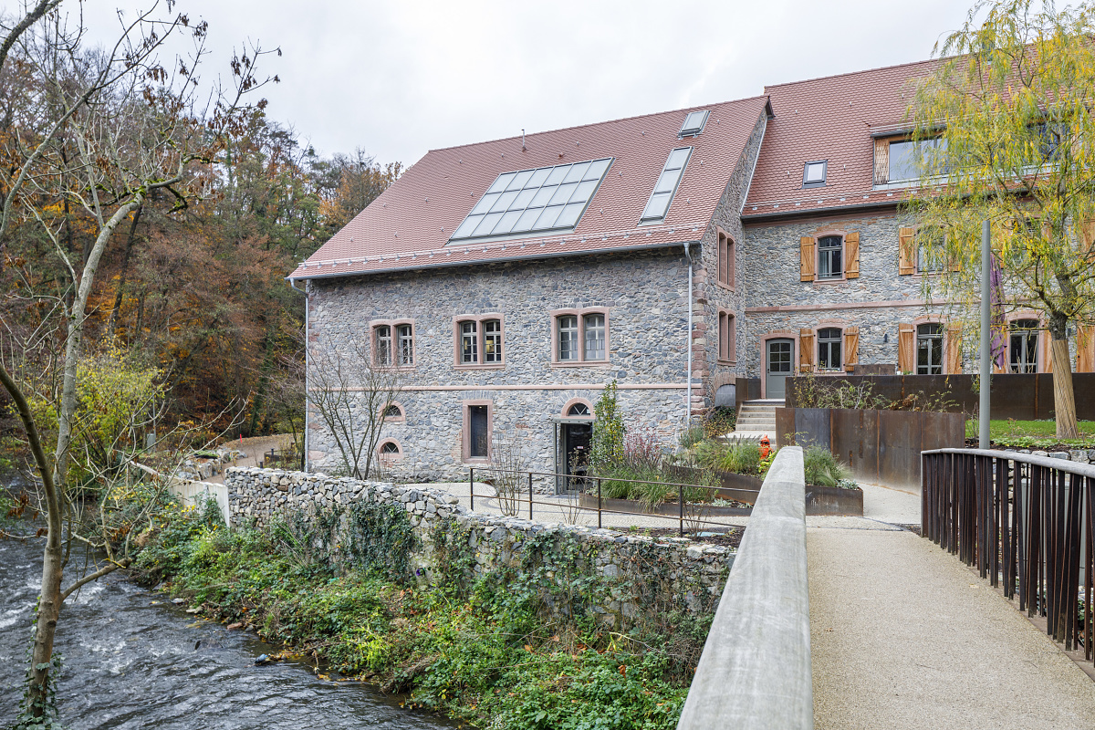 Koppenmühle Darmstadt: Former mill with ERCO office lighting in a modern office environment.