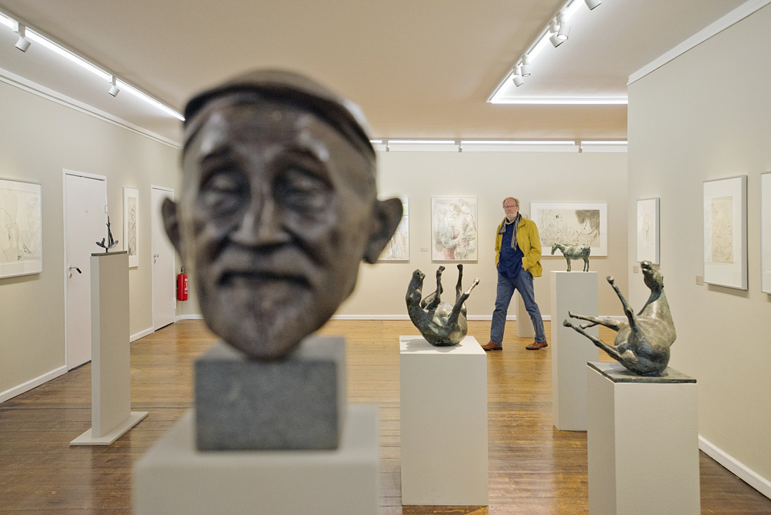 Kunsthalle Rostock art gallery featuring sculptures illuminated by Pollux spotlights.