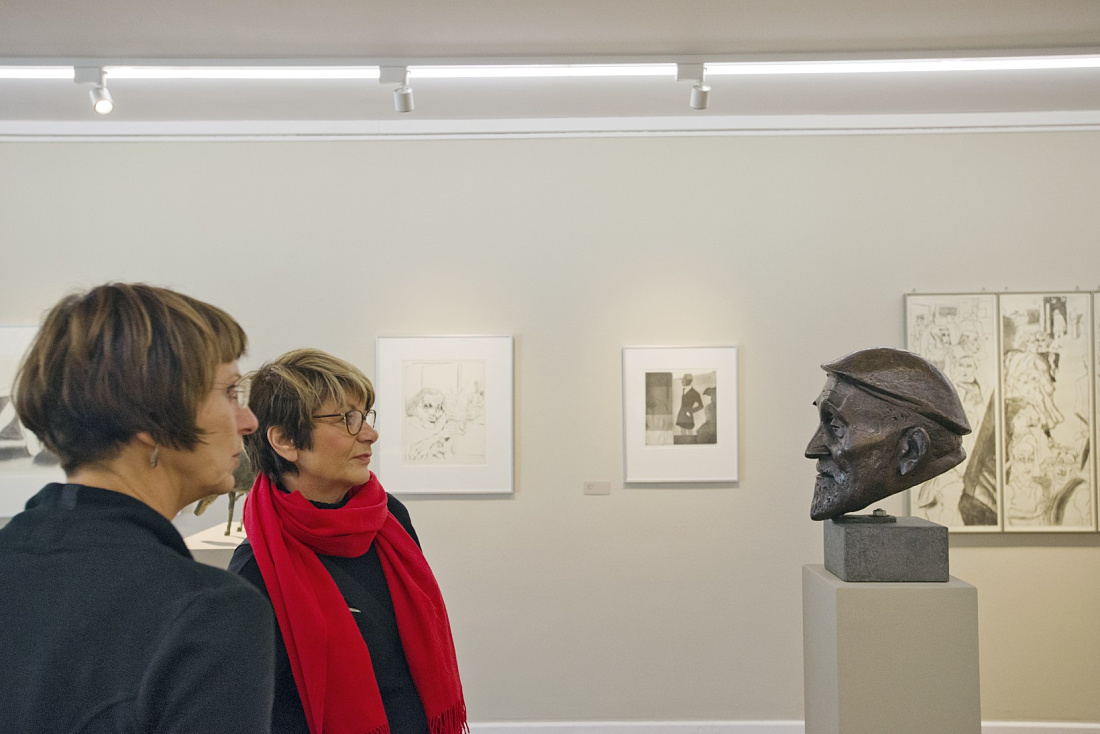 Visitors view a sculpture at Kunsthalle Rostock, illuminated by ERCO Pollux spotlights.