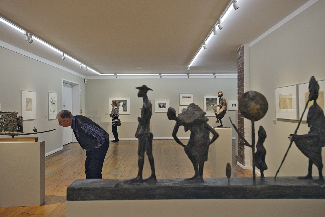 Kunsthalle Rostock: Visitor views sculpture under Pollux spotlights.