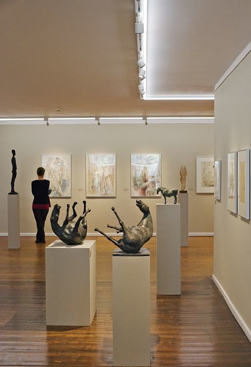 Kunsthalle Rostock gallery featuring horse sculptures and paintings lit by Pollux spotlights.