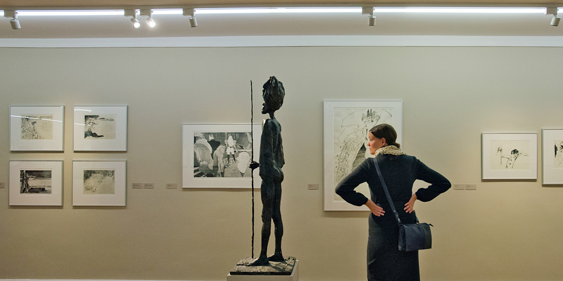 Kunsthalle Rostock: Visitor views sculpture under Pollux spotlights.