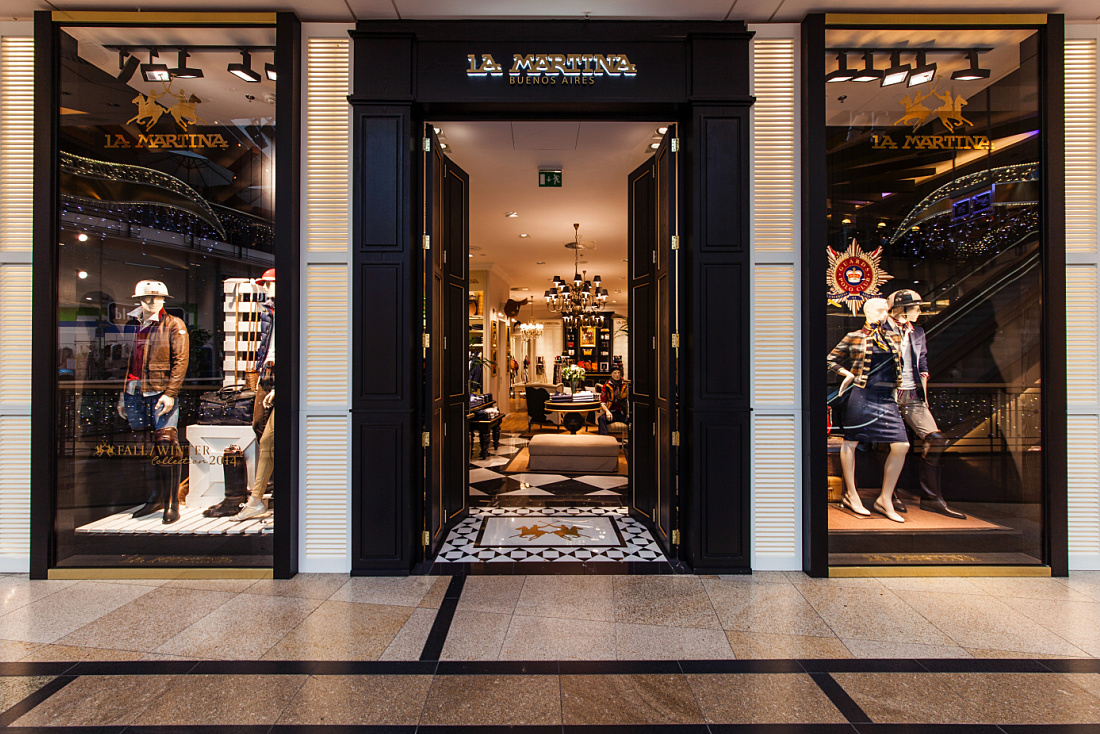 La Martina boutique in Prague, featuring ERCO LED lighting for accentuating merchandise displays.