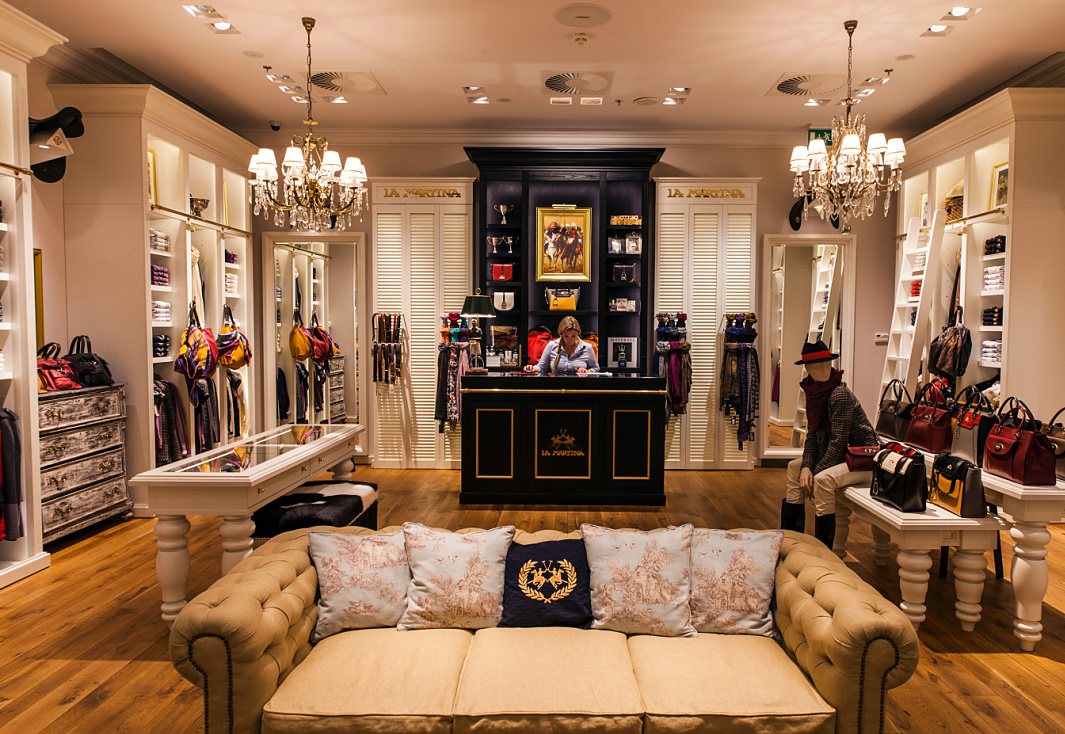 La Martina boutique in Prague, featuring ERCO LED lighting for elegant polo fashion.
