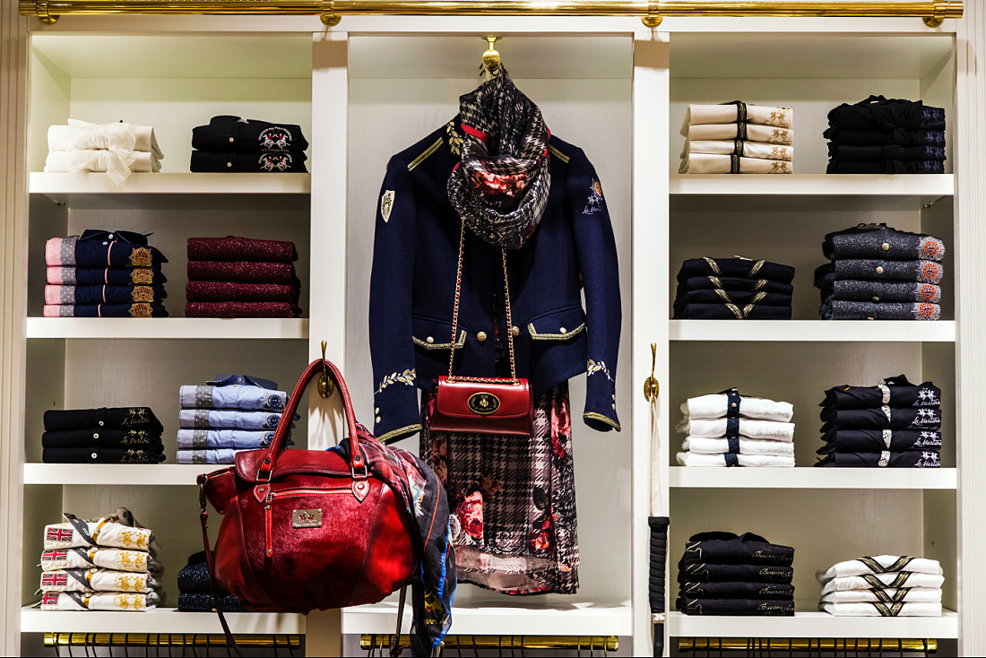 La Martina boutique in Prague: Elegant fashion and accessories displayed on shelves, illuminated by ERCO LED lighting.