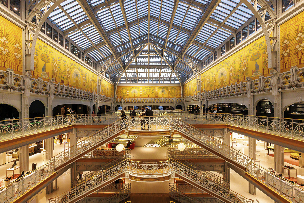La Samaritaine, Paris: ERCO LED wallwashing uniformly illuminates the historic Art Deco department store.