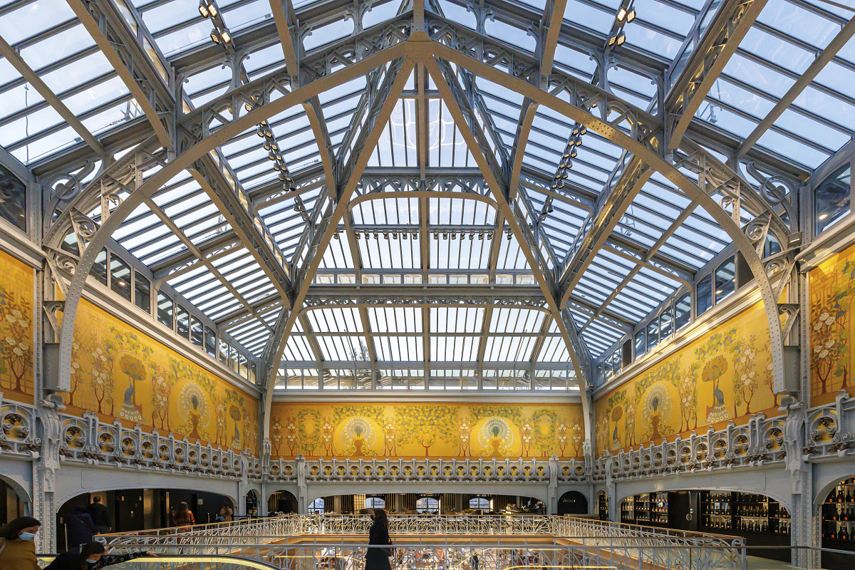 La Samaritaine, Paris, featuring uniform ERCO LED wallwashing highlighting the Art Deco architecture.