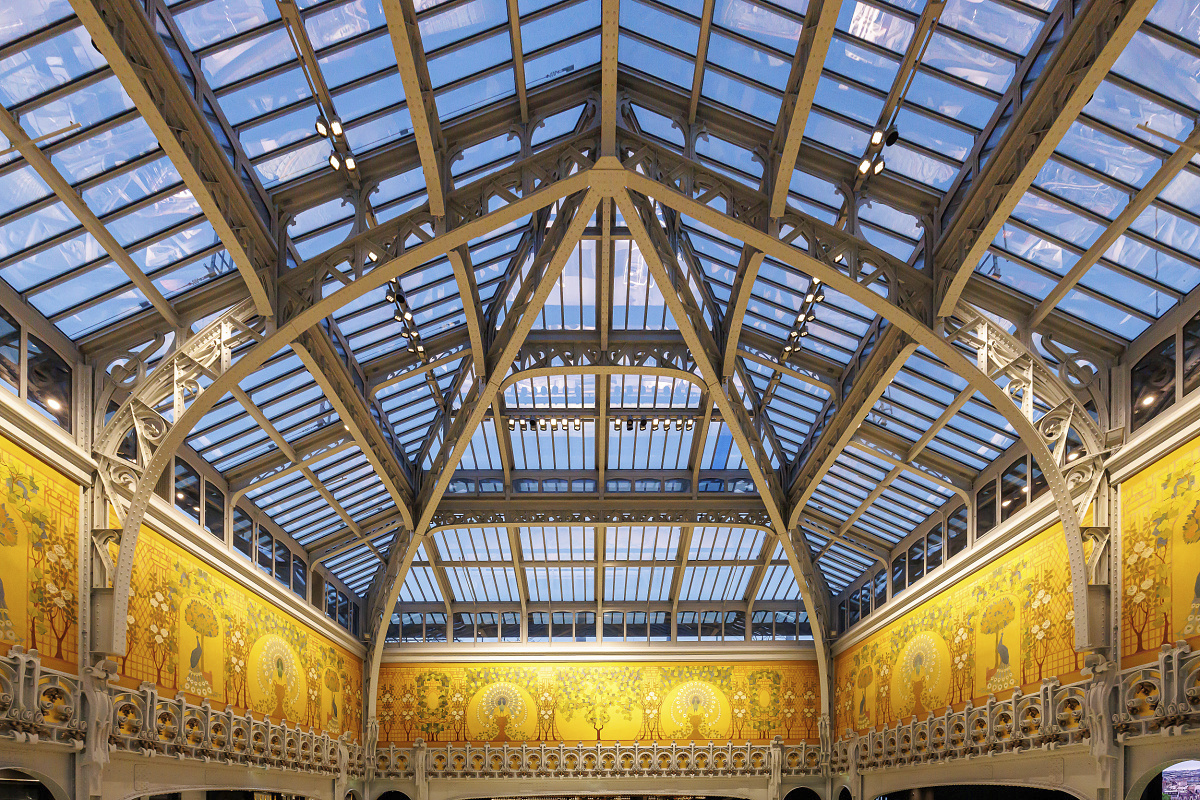 LED spotlights illuminate the Art Deco details in La Samaritaine, Paris.