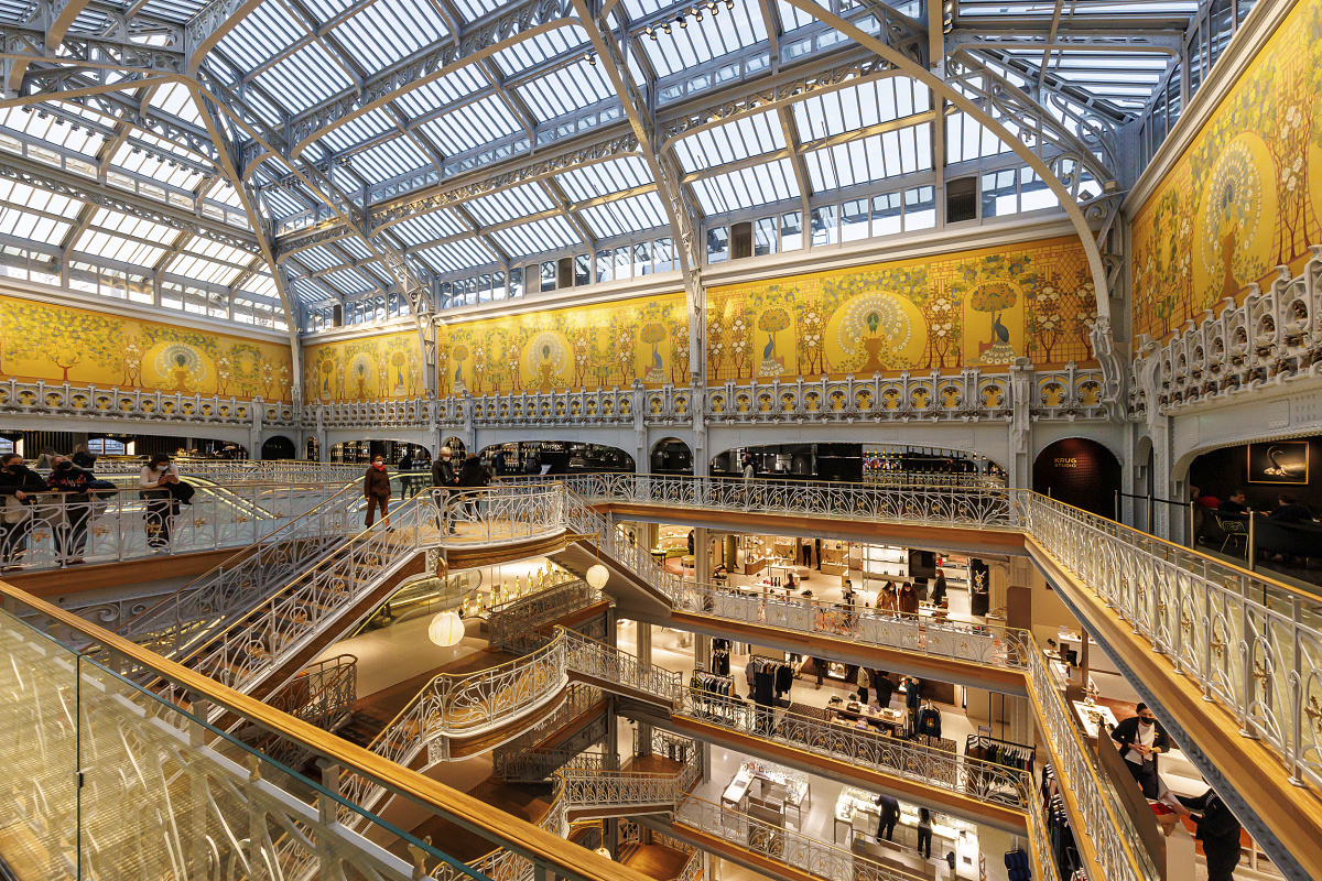 Interior of La Samaritaine, Paris, featuring LED wallwashing and decorative Art Deco frieze.