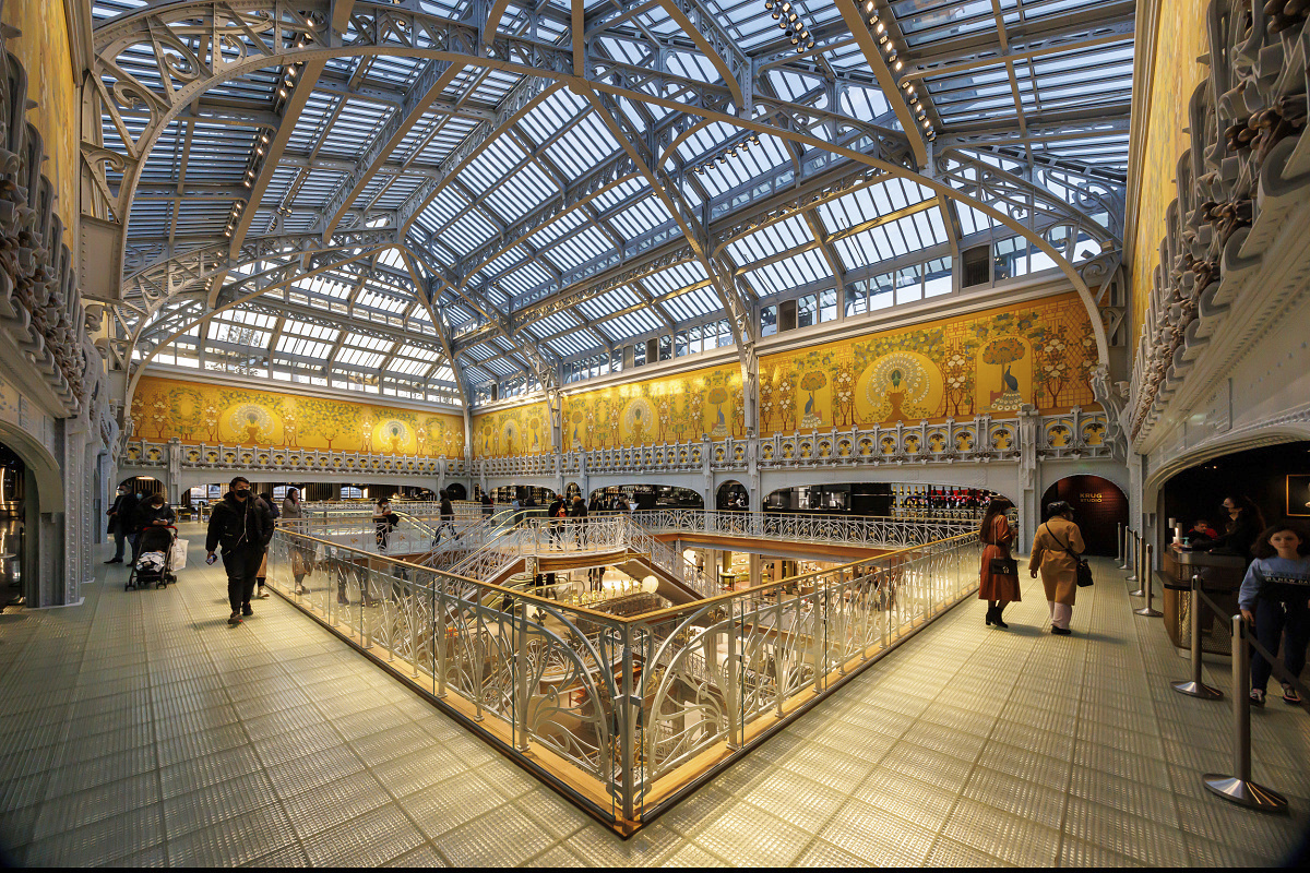La Samaritaine, Paris, featuring ERCO LED wallwashing for uniform illumination of the Art Deco frieze.