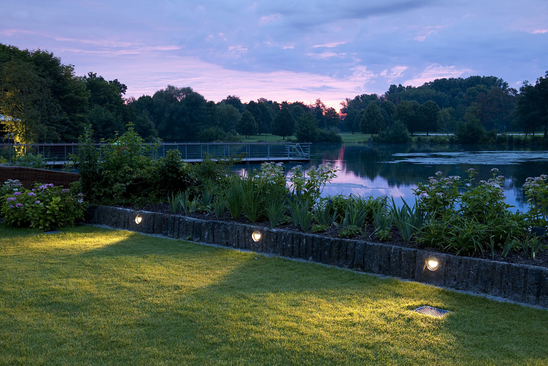 ERCO LED lighting at LAGO Hotel, Ulm, illuminating the lakeside garden for a relaxing ambiance.